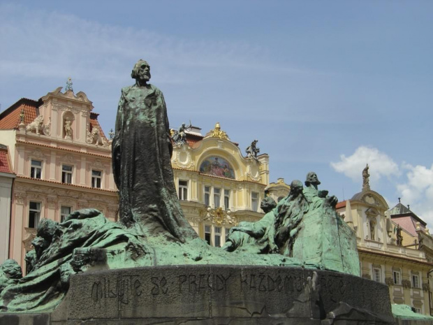 Bezpośrednio na płycie rynku znajduje się pomnik Jana Husa, słynnego czeskiego reformatora religijnego, uznanego później za heretyka i spalonego na stosie. #Praga #Rynek #Zegar #Ratusz #Miasto