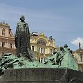 Bezpośrednio na płycie rynku znajduje się pomnik Jana Husa, słynnego czeskiego reformatora religijnego, uznanego później za heretyka i spalonego na stosie. #Praga #Rynek #Zegar #Ratusz #Miasto