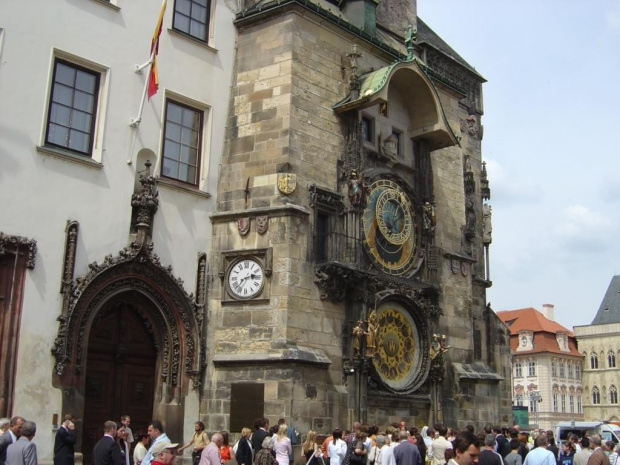 Ozdobę ratusza stanowią drewniane drzwi i XV-wieczny zegar astronomiczny - Orloj, przed którym codziennie gromadzą się turyści podziwiający (co godzinę od 9:00 do 21:00) paradę zintegrowanych z nim figur 12 apostołów, przypominających o upływie czasu.