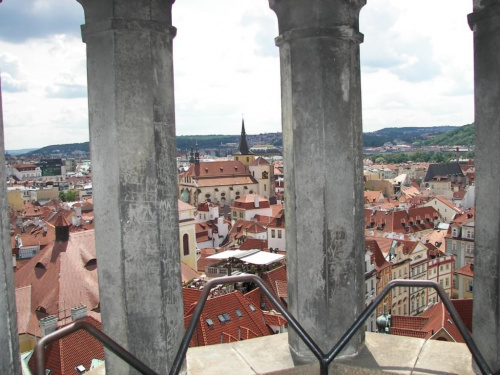 Widok z wieży ratuszowej na rynek Starego Miasta. #Praga #Rynek #Zegar #Ratusz #Miasto