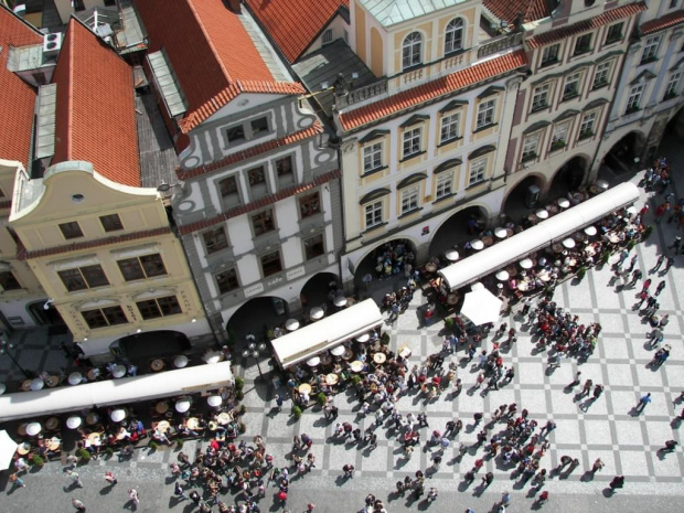 Widok z wieży ratuszowej na rynek Starego Miasta. #Praga #Rynek #Zegar #Ratusz #Miasto