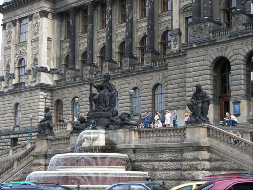 Muzeum Narodowe. Największe i najstarsze czeskie muzeum ma swoją siedzibę w noworenesansowym budynku będącym dominantą Placu Wacława. #Praga #miasto #stolica