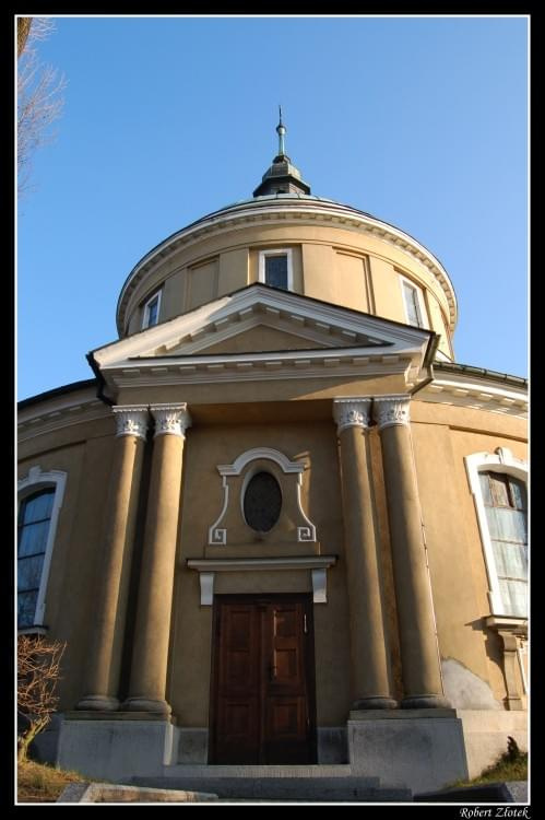 Kościół sw. Jana Vianneya na Sołaczu, wybudowany w latach 1928-1930, na gruncie ofiarowanym przez byłego właściciela Sołacza. Jest na tyle pieknym kościołem o ładnym położeniu że wiele par, specjalnie tutaj rozpoczyna swoją "drogę małżeńską"