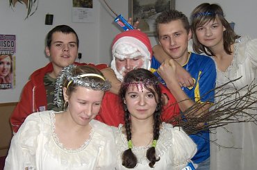 6 grudnia to tradycyjne Mikołajki. Młodzież z Internatu ZS w Sobieszynie również doczekała się swojego Mikołaja #Sobieszyn #Mikołajki #MichałWojciechowski #EdytaZielińska #AnnaBiaduń #JustynaBanaś