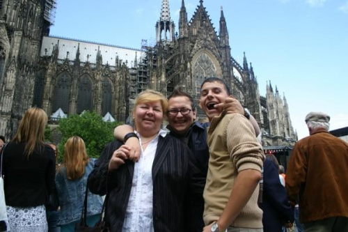 Tante Therese, Bartosch und Ich neben Kölner Dom.
