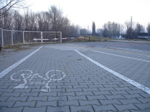 Zaraz za zjazdem z mostu siekierkowskiego jest ostry zakręt ... i metalowa barierka... czy to miejsce też jest bezpieczne zarówno w dzień jak i w nocy ? #rower