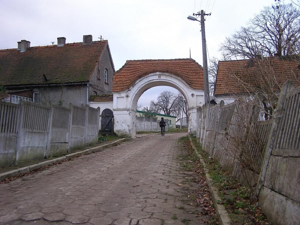 Brama wjazdowa na dziedzinec pałacu w Główczycach.