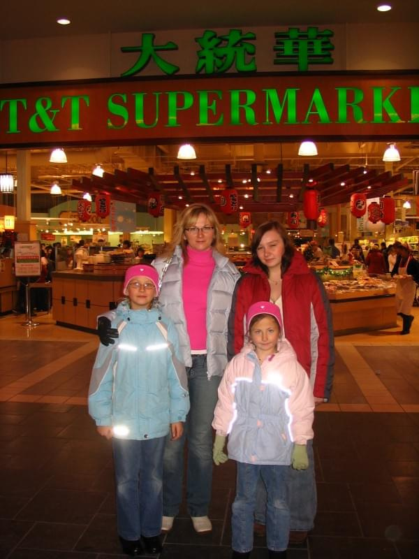 Zosia, Patrycja, Karolinka i Klaudia w West Edmonton Mall, 9 XII 2006