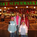 Zosia, Patrycja, Karolinka i Klaudia w West Edmonton Mall, 9 XII 2006