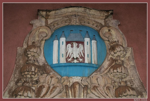 Herb Miasta Międzyrzecz, widniejący nad wejściem do Ratusza #Międzyrzecz #ratusz #kościół #herb