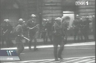 Specjalne wydanie głównych "Wiadomości" 13 grudnia 2006 roku - 25. rocznica ogłoszenia stanu wojennego.
www.TVPmaniak.tv.pl #tvp #tvp1 #wiadomości #gawryluk #dorota #StanWojenny #tvpmaniak