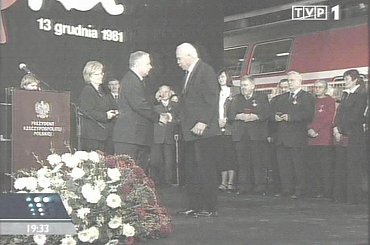 Specjalne wydanie głównych "Wiadomości" 13 grudnia 2006 roku - 25. rocznica ogłoszenia stanu wojennego.
www.TVPmaniak.tv.pl #tvp #tvp1 #wiadomości #gawryluk #dorota #StanWojenny #tvpmaniak