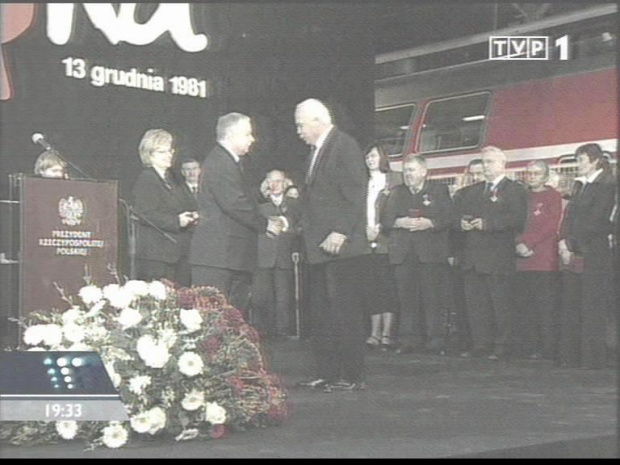 Specjalne wydanie głównych "Wiadomości" 13 grudnia 2006 roku - 25. rocznica ogłoszenia stanu wojennego.
www.TVPmaniak.tv.pl #tvp #tvp1 #wiadomości #gawryluk #dorota #StanWojenny #tvpmaniak