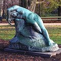 moja ulubiona rzeźba w Parku Ujazdowskim. Chyba nie jest jej zbyt wygodnie :)