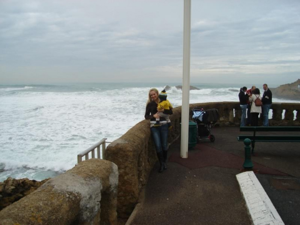 Biarritz - duża miejscowość 15 km przed Hiszpanią. Wszystko w tym mieście jest napisane w dwóch językach - po francusku i po baskijsku.