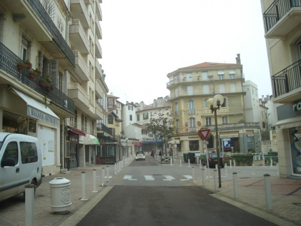 Biarritz - duża miejscowość 15 km przed Hiszpanią. Wszystko w tym mieście jest napisane w dwóch językach - po francusku i po baskijsku.