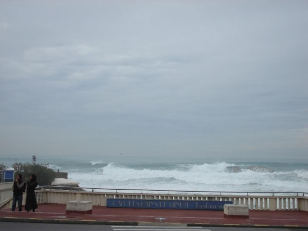 Biarritz - duża miejscowość 15 km przed Hiszpanią. Wszystko w tym mieście jest napisane w dwóch językach - po francusku i po baskijsku.