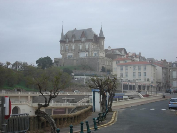 Biarritz - duża miejscowość 15 km przed Hiszpanią. Wszystko w tym mieście jest napisane w dwóch językach - po francusku i po baskijsku.