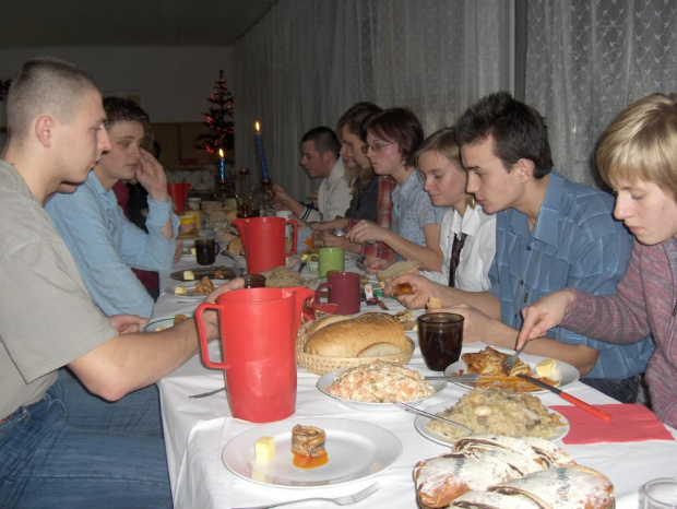 21 grudnia 2006 r. odbyła się w Internacie ZS w Sobieszynie uroczysta Wieczerza Wigilijna. Zgodnie z tradycją składaliśmy sobie życzenia, dzieliliśmy się opłatkiem, a później śpiewaliśmy kolędy. #Sobieszyn #Wigilia #Internat