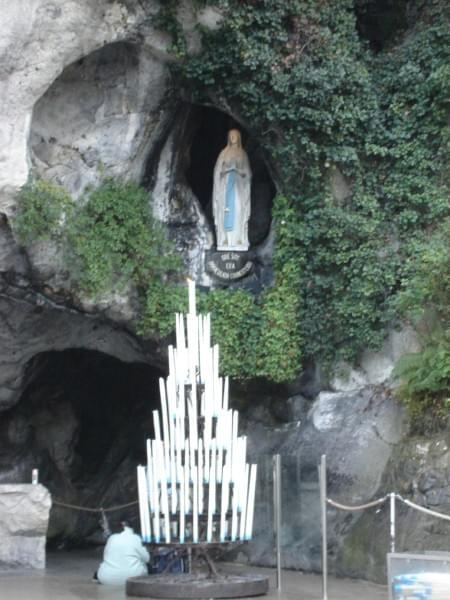 Lourdes - miejsce pielgrzymek z całego świata (Francuska Częstochowa). Zdjęcia z miasteczka oraz z Bazyliki na początku Grudnia