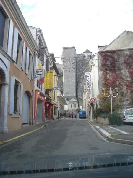 Lourdes - miejsce pielgrzymek z całego świata (Francuska Częstochowa). Zdjęcia z miasteczka oraz z Bazyliki na początku Grudnia