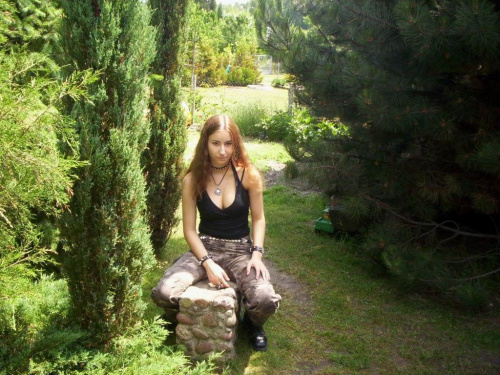 W ogródku u kuzyna.. xD (sanctus-diavolos) zdecydowanie najbardziej satanistyczna moja fotka w pełnym słońcu.. [lol2]