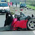 Najwieksza czesc z rozstrzaskanego Ferrari Enzo. Ten samochod raczej nie zobaczy wskaznika na 250km ani jego wlasciciel. #wypadki #samochody #Ferrari