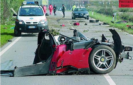 Najwieksza czesc z rozstrzaskanego Ferrari Enzo. Ten samochod raczej nie zobaczy wskaznika na 250km ani jego wlasciciel. #wypadki #samochody #Ferrari