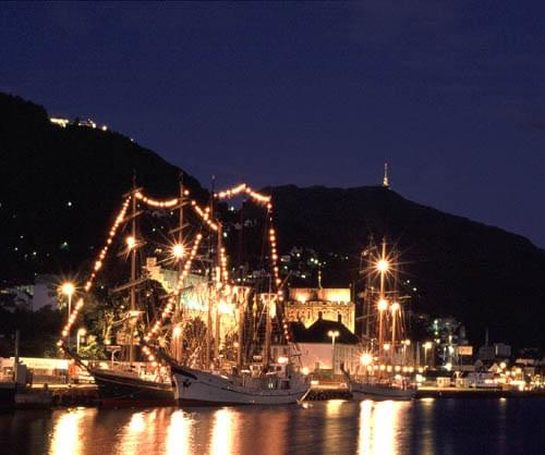 Bergen nocą #Bergen #Norwegia #noc #statki #porty
