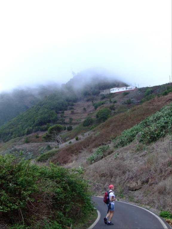 góry Anaga - chmury przelewaja sie przez grzbiety górskie #Teneryfa