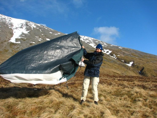 Oczywicie NOBEL - zwijanie namiotu - tu Ania - Szkocja maj 2006
