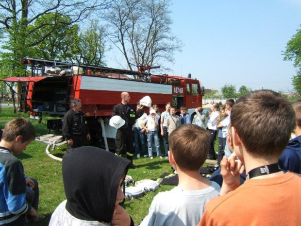 W miesiącu ochrony przeciwpożarowej, a dokładnie 09.05.2006 na boisku sportowym w Czepielowicach odbyło się spotkanie dzieci z klas 1-6 tutejszej szkoły ze strażakami z naszej OSP. Na spotkaniu miała miejsce krótka prezentacja wyposażenia naszego Jelcz...