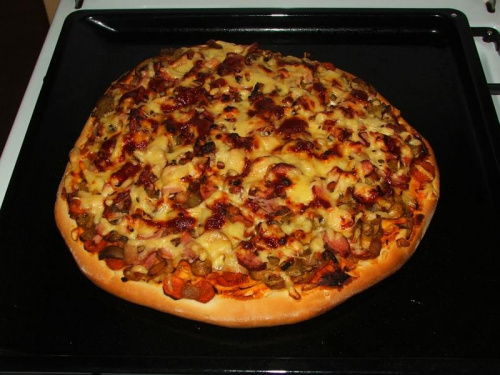 Pizza po upieczeniu #pizza #danie #potrawa #potrawy