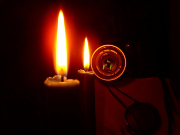 ustawienie ostrości na drugim planie fotografii czyli na odbiciu świecy w lustrze #świeca #płomień #eksperyment #doświadczenia