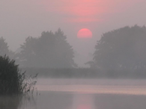 Wschód słońca nad jeziorem Tałtowisko