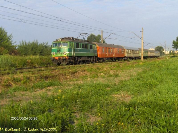 Radom Długojów. Pociąg pospieszny rel. Jelenia Góra - Lublin wyjeżdża z Radomia w piękny wschód słońca.