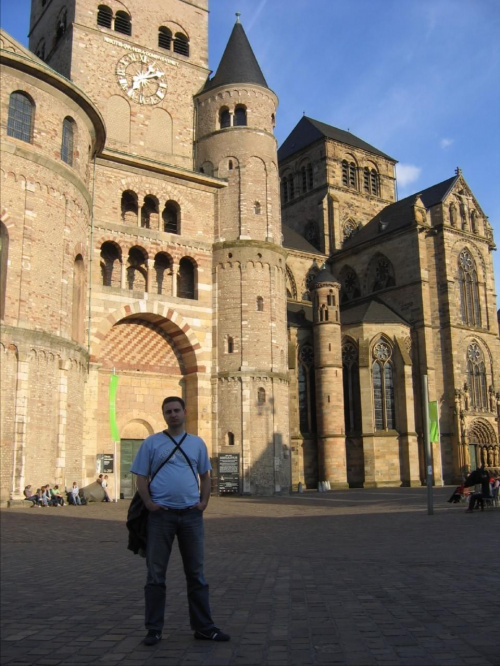 Trier (Trewir) - 2 stare kościoły przylegające do siebie - 3 maja 2006 #Ren #Loreley #Trier #Koblencja #Mosela #Bruksela #Niemcy #Belgia