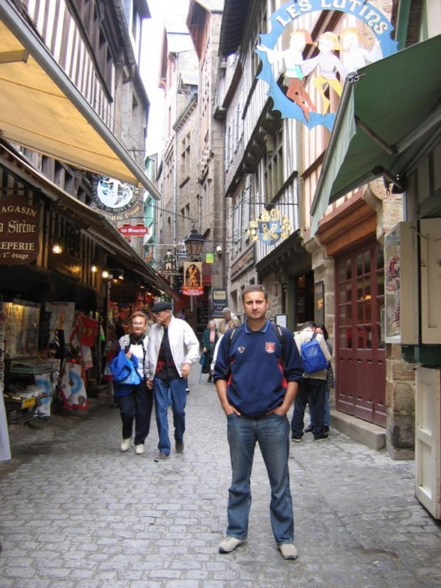 Mont St. Michel, uliczki prowadzące do klasztoru, jest wrzesień, wiec nie ma tylku turystów co w sezonie! - Paryż - wrzesień 2005 #Paris #Paryż #WieżaEiffla #Wersal #Luwr #SaintMichel #Chambord #Ambois #Chartres #Tours #PolaElizejskie