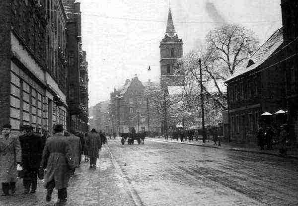 Nie istniejąca dzisiaj kamienica przy ul.Dąbrówki.Nie istniejące juz Kanonie przy Katedrze,Nie istniejąca zabudowa ,stare widoki Parku Miejskiego.Fotograficzny plener PTF Gniezno w parku Miejskim. Lata50-te dworzec i Kareja