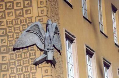 Bocian na budynku w Warszawie #SymbolikaBociana #WizerunekBociana