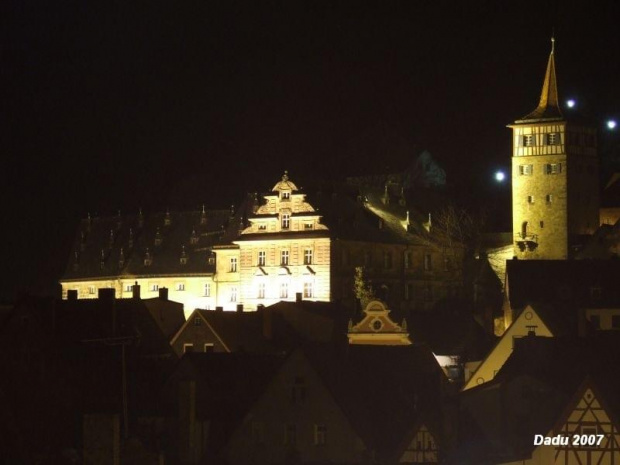 Widok na starą szkołe oraz wieże w Kulmbach