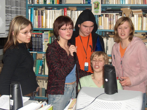 16 stycznia 2007 w bibliotece odbył się I wieczór karaoke. Jak widać na załączonych zdjęciach humory wszystkim uczestnikom imprezy dopisywały. Już planujemy następne spotkanie ;-) #Sobieszyn #Biblioteka #Karaoke #JustynaBanaś #KatarzynaLis