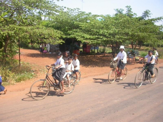 Kambodza - uczniowie w drodze do szkoly