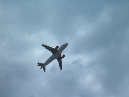 Boeing 737 tuż po starcie pruje w wyżse warstwy troposfery.
Jak jest dobry todoleci do stratosfery bedzie leciał nad chmurkami:)