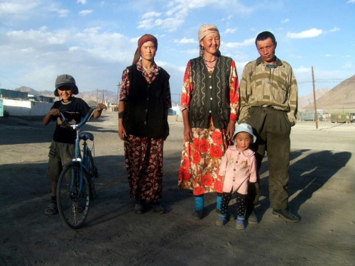 Murgab, rodzina wulkanizatora #Tadzykistan #Pamir #gory #azja