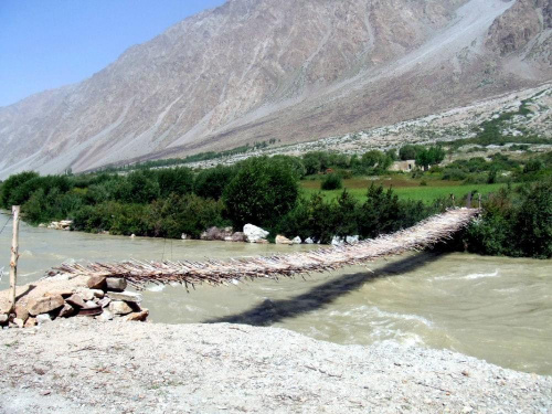 Okolice Khorog, mosteczek ugina sie #Pamir #tadzykistan #gory #azja