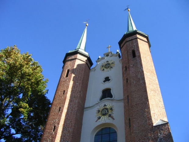 "...wąskie wieże kościołów nakłuwają niebo..." #Gdańsk #Oliwa #ParkOliwski #KatedraOliwska