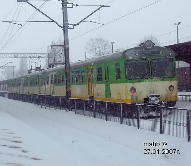 Pociąg osobowy rel. Radom-Dęblin czeka na odjazd z zaśnieżonej stacji Radom