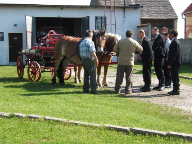 Przygotowywanie naszej sikawki do pokazu w Komendzie Powiatowej Państwowej Straży Pożarnej w Brzegu z okazji Dnia Strażaka.