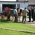 Przygotowywanie naszej sikawki do pokazu w Komendzie Powiatowej Państwowej Straży Pożarnej w Brzegu z okazji Dnia Strażaka.